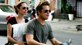 Kindersegen ohne Ende: Im März 2007 reisten Brad Pitt und Angelina Jolie nach Vietnam, um den Waisenjungen Pax zu adoptieren. Den Namen Pax wählte Jolies geliebte Mutter Marcheline Bertrand, die im Januar 2007 an Krebs starb.