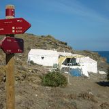 Gut beschildert: der Wanderweg Camí de Cavalls führt rund um die Insel.