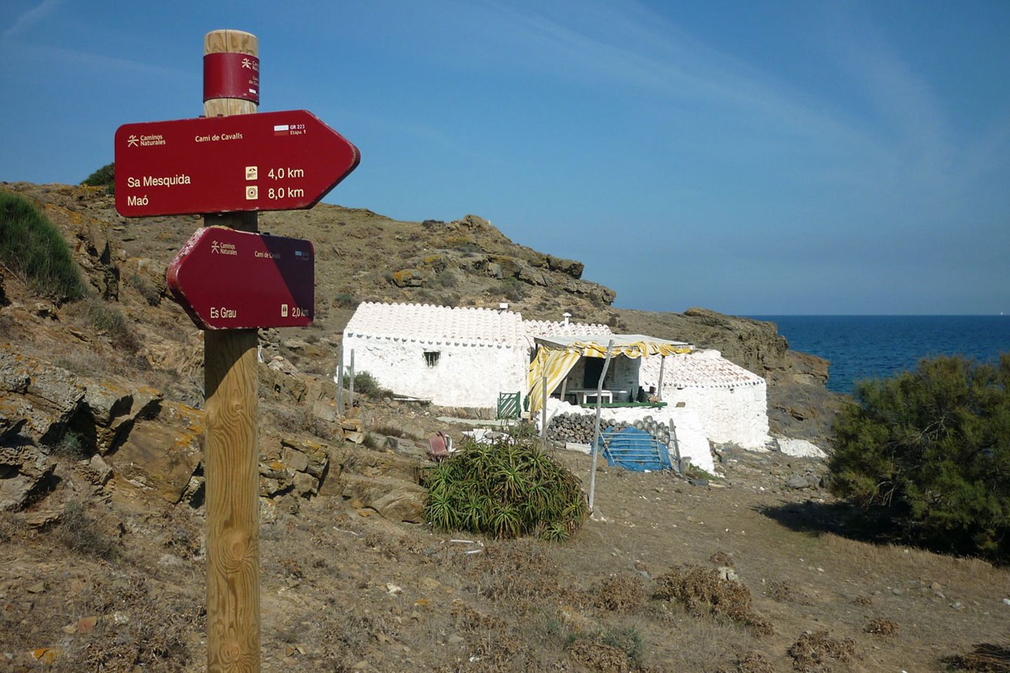 Gut beschildert: der Wanderweg Camí de Cavalls führt rund um die Insel.