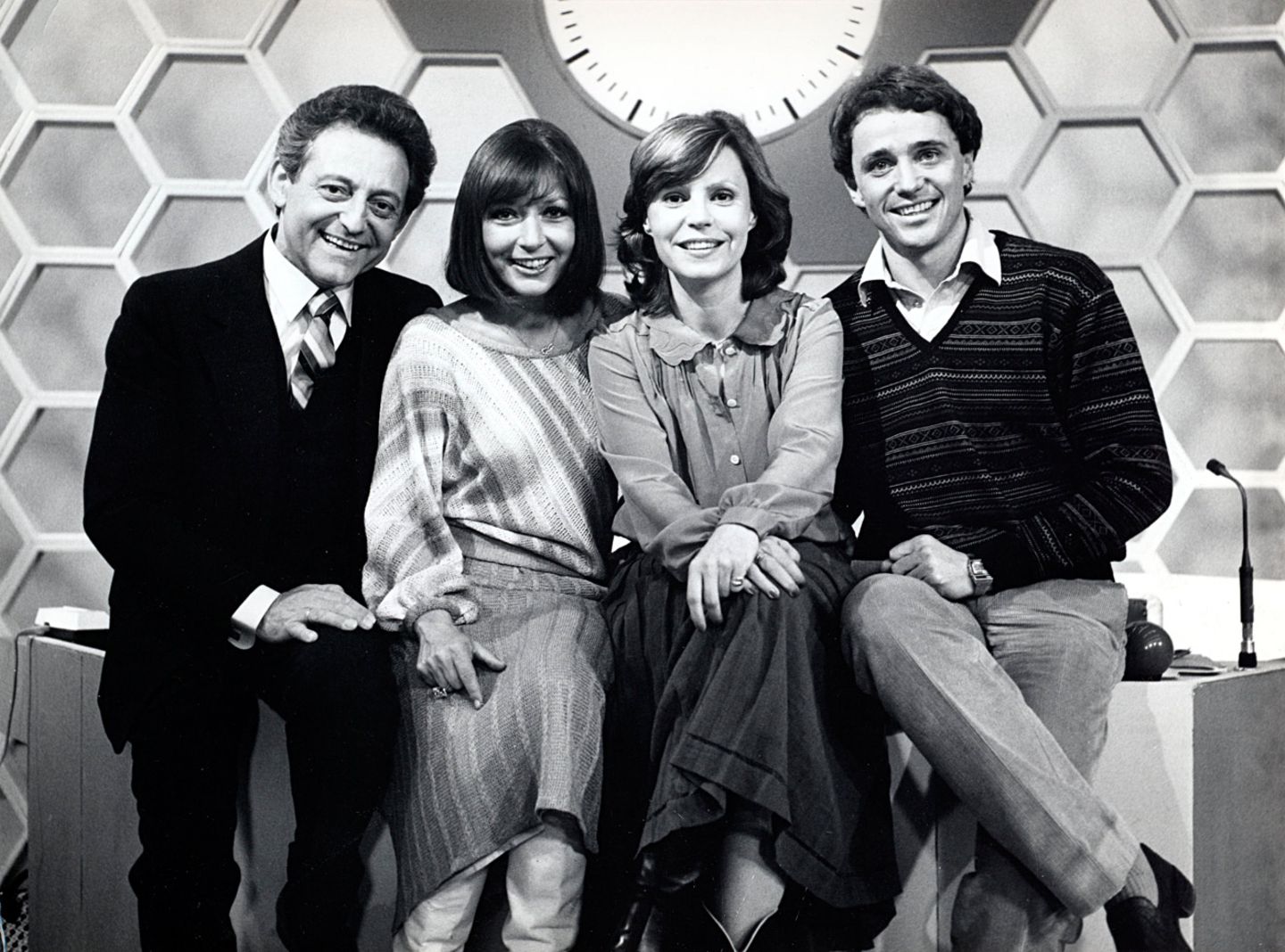 Von "Dalli Dalli" bis "Glücksrad": Auch "Dalli Dalli" gehört zu den großen Fernsehshows aus der Zeit, als es noch drei Programme gab. Von 1971 bis 1986 lief die von Hans Rosenthal moderierte Quizshow am Donnerstagabend - der zweite beliebte Sendeplatz für Unterhaltungssendungen neben dem klassischen Samstag. Zwischen 1995 und 1997 versuchte sich Andreas Türck im ZDF an einer Neuauflage, von 2011 bis 2013 durfte es Kai Pflaume im NDR noch einmal versuchen. Zwischen 2013 und 2015 lief die Sendung unter dem Titel "Das ist Spitze!" im Ersten. Auch "Dalli Dalli" gehört zu den großen Fernsehshows aus der Zeit, als es noch drei Programme gab. Von 1971 bis 1986 lief die von Hans Rosenthal moderierte Quizshow am Donnerstagabend - der zweite beliebte Sendeplatz für Unterhaltungssendungen neben dem klassischen Samstag. Zwischen 1995 und 1997 versuchte sich Andreas Türck im ZDF an einer Neuauflage, von 2011 bis 2013 durfe es Kai Pflaume im NDR noch einmal versuchen. Zwischen 2013 und 2015 lief die Sendung unter dem Titel "Das ist Spitze!" im Ersten.