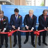 Das rote Band wird durchschnitten: Unter den Machern auch Londons Bürgermeister Boris Johnson (Dritter von links), der standesgemäß mit Fahrrad und geschultertem Rucksack angeradelt kam. Links neben ihm Sebastian Newbold Coe, Ex-Leichtathlet und Vorsitzender des Organisationskomitees der Olympischen Sommerspiele 2012.