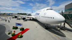 Roter Teppich für die auch "Königin der Lüfte" genannte Boeing 747. Die vierte Generation des Jumbojets nennt sich 747-8. Einziger Kunde der jüngsten Passagierversion ist im Moment Lufthansa.