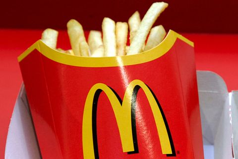 Nur Kartoffel und Frittieröl? Falsch gedacht. In den Pommes frites von McDonald's steckt viel mehr drin.