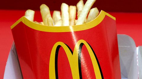 Nur Kartoffel und Frittieröl? Falsch gedacht. In den Pommes frites von McDonald's steckt viel mehr drin.