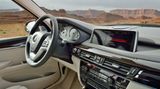 Neu ist der stehende Zehn-Zoll-Navigationsbildschirm mit der wertigen Umrandung aus Metall.