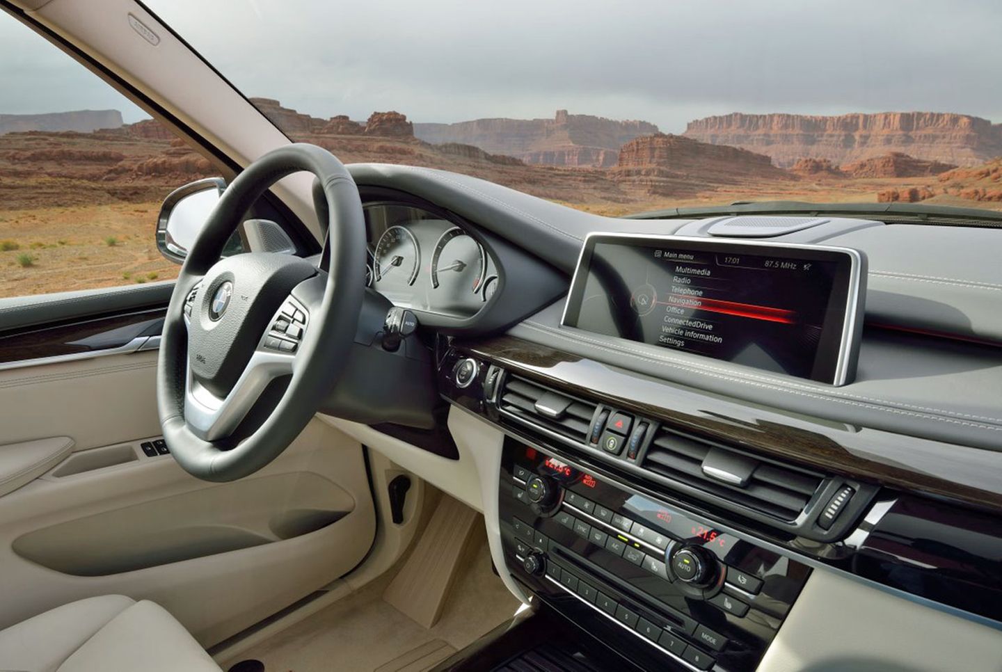 Neu ist der stehende Zehn-Zoll-Navigationsbildschirm mit der wertigen Umrandung aus Metall.