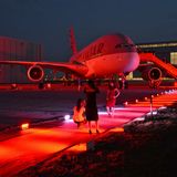 Posen auf dem roten Teppich für ein Erinnerungsfoto. Die Ehrengäste sind gespannt auf die Inneneinrichtung.