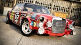 1971 betrat das AMG-Rennteam mit einem grellroten 300SEL erstmals die internationale Tourenwagenbühne und errang beim Einstandsrennen - den 24 Stunden von Spa Francochamps - promt den zweiten Gesamtrang. Der Motor mit seinen 6,8 Litern Hubraum aus acht Brennkammern war dabei ein Segen.   Dieser überraschende Erfolg bildete den Grundstein für das bis heute andauernde Rennengagement von AMG. Die Firma V-Classics aus Dresden steckte sich das ehrgeizige Ziel, den ersten aller AMG-Renner optisch originalgetreu nachzubauen. Man sichtete alte Fotografien, Pläne und Zeichnungen um dem Original optisch so nahe wie möglich zu kommen.  Dem Innenleben wurde allerdings ein Kraftwerk auf dem neuesten Stand der Technik spendiert, zu viel Originalität wäre hier zum Sicherheitsrisiko geworden: Der 6,3-Liter-V8-Motorblock aus dem Basisfahrzeug wurde auf die authentischen 6,8 Liter Hubraum aufgebohrt.