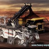 Hier wird Mutter Erde abgepellt wie eine Mandarine. Beim Tagebau wird der Wirtgen 4200 SM eingesetzt. Er trägt Erz oder Kohle mit einer Fräswalze ab und verlädt das gewonnene Material in einem Arbeitsgang. 200 Tonnen werden in vier bis sechs Minuten abgekratzt. Das sind bis zu 2800 Tonnen Kohle in der Stunde.