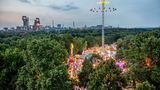 Die Beecker Kirmes ist eine der größten Ereignisse zwischen Niederrhein und Ruhrgebiet. Im Hintergrund sind die stillgelegten Hochöfen von Thyssen zu sehen.