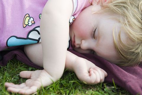 Allein ein- und dann durchschlafen? Es dauert eine Weile, bis Kleinkinder das können