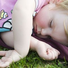 Allein ein- und dann durchschlafen? Es dauert eine Weile, bis Kleinkinder das können