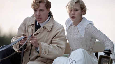 Die freigeistige Verlockung sitzt auf dem Kutschbock: Christopher Tietjens (Benedict Cumberbatch) begleitet die junge Valentine Wannop (Adelaide Clemens) mit der Kutsche nach Hause - wegen des dichten Nebels ein Höllenritt.