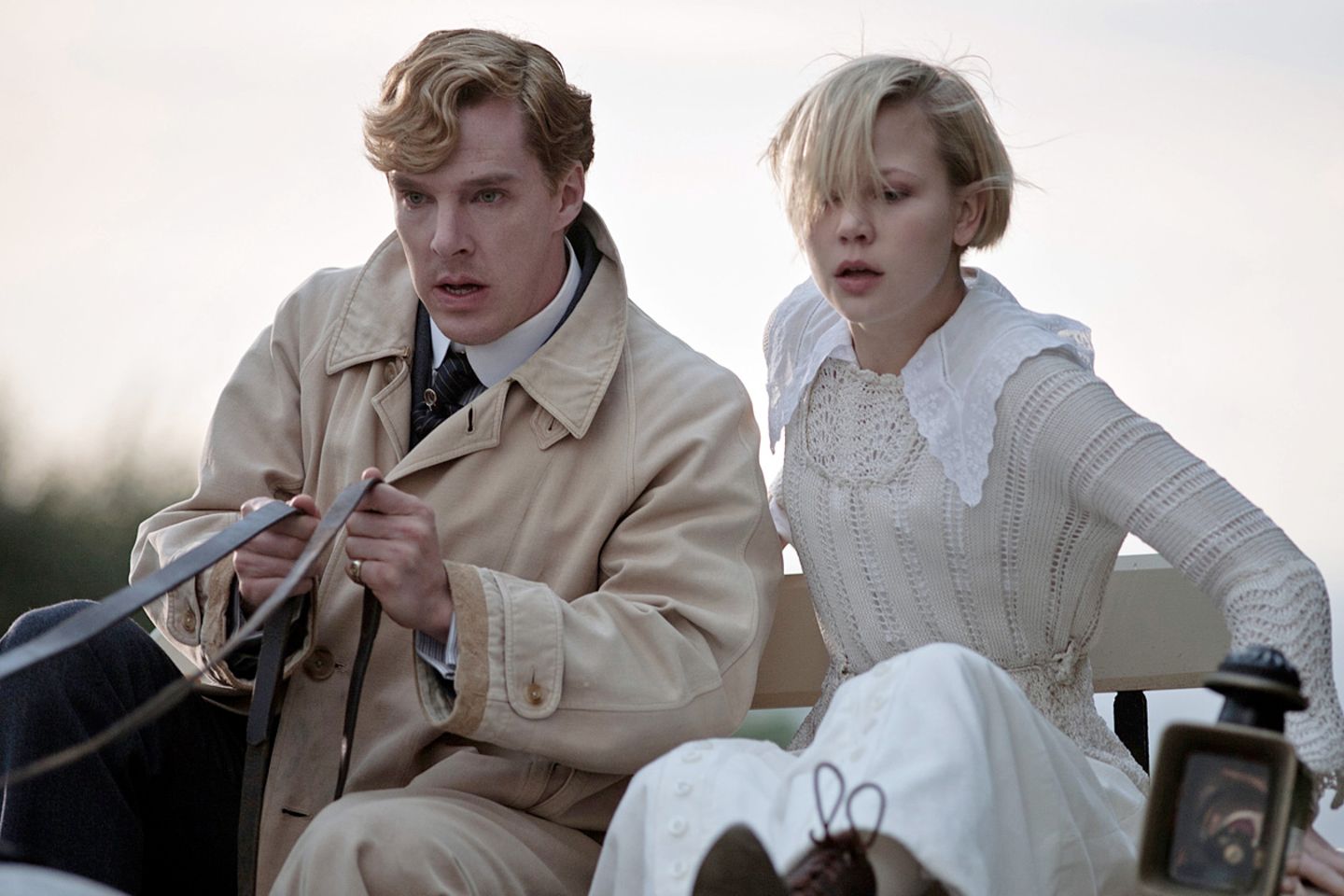 Die freigeistige Verlockung sitzt auf dem Kutschbock: Christopher Tietjens (Benedict Cumberbatch) begleitet die junge Valentine Wannop (Adelaide Clemens) mit der Kutsche nach Hause - wegen des dichten Nebels ein Höllenritt.