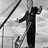 Elliott Erwitt sind immer wieder humorvolle Momentaufnahmen gelungen: Diese Frau steigt 1957 in Las Vegas einem Mann, nun ja, nicht aufs Dach, sie geht ihm auch nicht an den Kragen - aber klettert zum Bauchnabel. Was sie da wohl will?