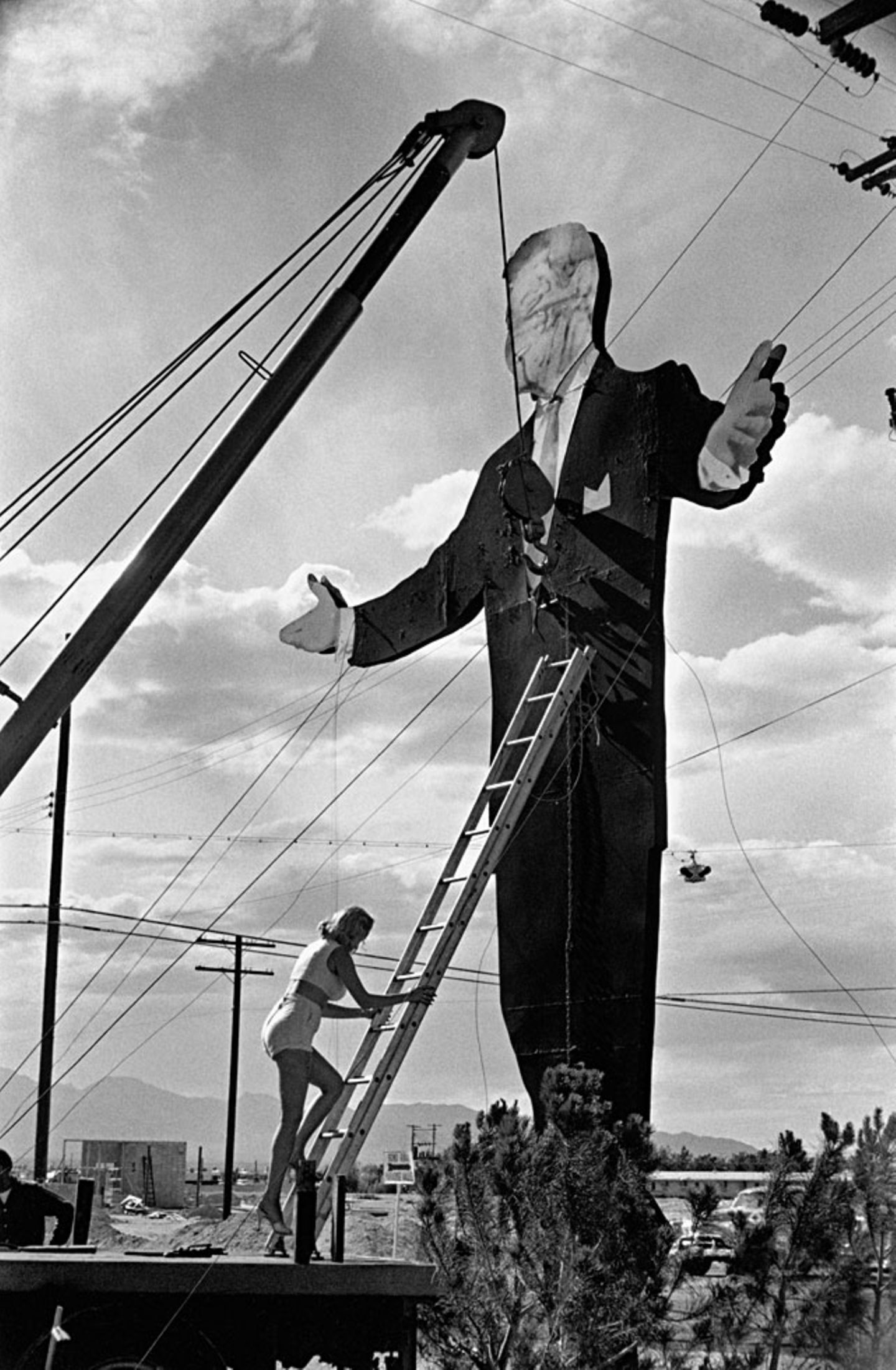 Elliott Erwitt sind immer wieder humorvolle Momentaufnahmen gelungen: Diese Frau steigt 1957 in Las Vegas einem Mann, nun ja, nicht aufs Dach, sie geht ihm auch nicht an den Kragen - aber klettert zum Bauchnabel. Was sie da wohl will?