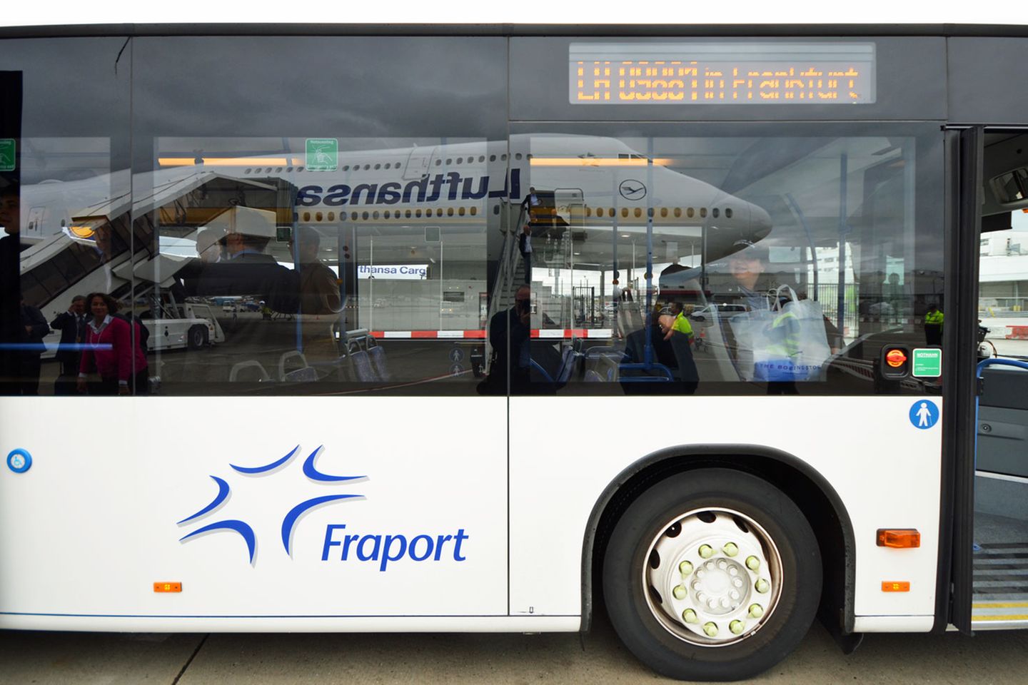 Überführungsflug Boeing 747-8: Nach einer Flugzeit von 8 Stunden und 57 Minuten Stunden landet der Sonderflug in Frankfurt. "Willkommen LH9881 in Frankfurt", soll auf der Anzeige des Vorfeldbusses zu lesen sein. Die Maschine dockt nicht am Terminal an, sondern erhält eine Außenposition auf dem Vorfeld noch hinter dem Cargo-Terminal. Mancher Fraport-Mitarbeiter zückt sein Handy und fotografiert den Neuling. In den nächsten Tagen erhält die Maschine noch Kameras, mit denen die Piloten die gebogenen Flügelenden einsehen können, und die Innenausstattung bekommt den letzten Schliff. Dann fliegt "Yankee Papa", so das Rufzeichen für die Maschine mit der Kennung D-ABYP, im Liniendienst - unter anderem nach Delhi, Hong Kong, Sao Paulo, Los Angeles und demnächst Vancouver. Nach einer Flugzeit von 8 Stunden und 57 Minuten Stunden landet der Sonderflug in Frankfurt. "Willkommen LH9881 in Frankfurt", soll auf der Anzeige des Vorfeldbusses zu lesen sein. Die Maschine dockt nicht am Terminal an, sondern erhält eine Außenposition auf dem Vorfeld noch hinter dem Cargo-Terminal. Mancher Fraport-Mitarbeiter zückt sein Handy und fotografiert den Neuling. In den nächsten Tagen erhält die Maschine noch Kameras, mit denen die Piloten die gebogenen Flügelenden einsehen können, und die Innenausstattung bekommt den letzten Schliff. Dann fliegt "Yankee Papa", so das Rufzeichen für die Maschine mit der Kennung D-ABYP, im Liniendienst - unter anderem nach Delhi, Hong Kong, Sao Paulo, Los Angeles und demnächst Vancouver.