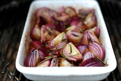 Beilagen auf den Grill!: Geröstete Rosmarin-Zwiebeln für den "Ah"-Effekt