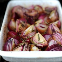 Beilagen auf den Grill!: Geröstete Rosmarin-Zwiebeln für den "Ah"-Effekt