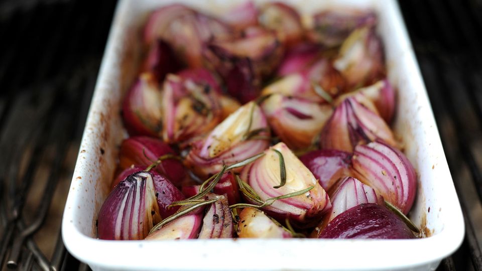 Beilagen auf den Grill!: Geröstete Rosmarin-Zwiebeln für den "Ah"-Effekt