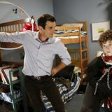 "Modern Family"   Die Serie wurde u.a. als beste Comedyserie ausgezeichnet. Es handelt sich hier um eine Mockumentary, also eine Fake-Dokumentation. Im Mittelpunkt stehen die Familien von Jay Pritchett (Ed O'Neill), seiner Tochter Claire Dunphy (Julie Bowen) und seinem Sohn Mitchell Pritchett (Jesse Tyler Ferguson). Alter Mann mit viel jüngerer Frau + Hausfrau mit drei Kindern + schwules Pärchen mit asiatischem Adoptivkind = eine Mischung, die Spaß macht.   Geeignet für: alle, die Kinder haben, irgendwann haben wollen und nie haben wollen. Und Satire mögen.  Wo kann ich das sehen? Bei RTL Nitro.