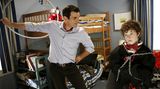 "Modern Family"   Die Serie wurde u.a. als beste Comedyserie ausgezeichnet. Es handelt sich hier um eine Mockumentary, also eine Fake-Dokumentation. Im Mittelpunkt stehen die Familien von Jay Pritchett (Ed O'Neill), seiner Tochter Claire Dunphy (Julie Bowen) und seinem Sohn Mitchell Pritchett (Jesse Tyler Ferguson). Alter Mann mit viel jüngerer Frau + Hausfrau mit drei Kindern + schwules Pärchen mit asiatischem Adoptivkind = eine Mischung, die Spaß macht.   Geeignet für: alle, die Kinder haben, irgendwann haben wollen und nie haben wollen. Und Satire mögen.  Wo kann ich das sehen? Bei RTL Nitro.