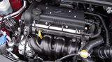 Beflügelt wird der ix20 von zwei Benzinmotoren (1.4 mit 66 kW / 90 PS, optional der 1.6 mit 92 kW / 125 PS) oder einem Dieselaggregat (1.4 CRDi mit 66 kW / 90 PS). Schon der Basisbenziner mit 90 PS ist voller Tatendrang, bietet bei relativ niedrigen Drehzahlen guten Durchzug und ist mit einem Durchschnittsverbrauch von sechs Litern pro 100 Kilometer (Werksangabe) sparsam unterwegs