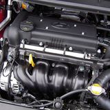 Beflügelt wird der ix20 von zwei Benzinmotoren (1.4 mit 66 kW / 90 PS, optional der 1.6 mit 92 kW / 125 PS) oder einem Dieselaggregat (1.4 CRDi mit 66 kW / 90 PS). Schon der Basisbenziner mit 90 PS ist voller Tatendrang, bietet bei relativ niedrigen Drehzahlen guten Durchzug und ist mit einem Durchschnittsverbrauch von sechs Litern pro 100 Kilometer (Werksangabe) sparsam unterwegs