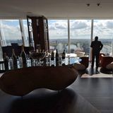 Speisen mit Aussicht im 35. Stockwerk Richtung Osten. Im Restaurant Ting wird modern interpretierte britische Küche und den Gästen das Frühstück à la carte serviert.