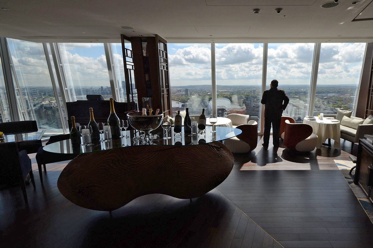 Speisen mit Aussicht im 35. Stockwerk Richtung Osten. Im Restaurant Ting wird modern interpretierte britische Küche und den Gästen das Frühstück à la carte serviert.
