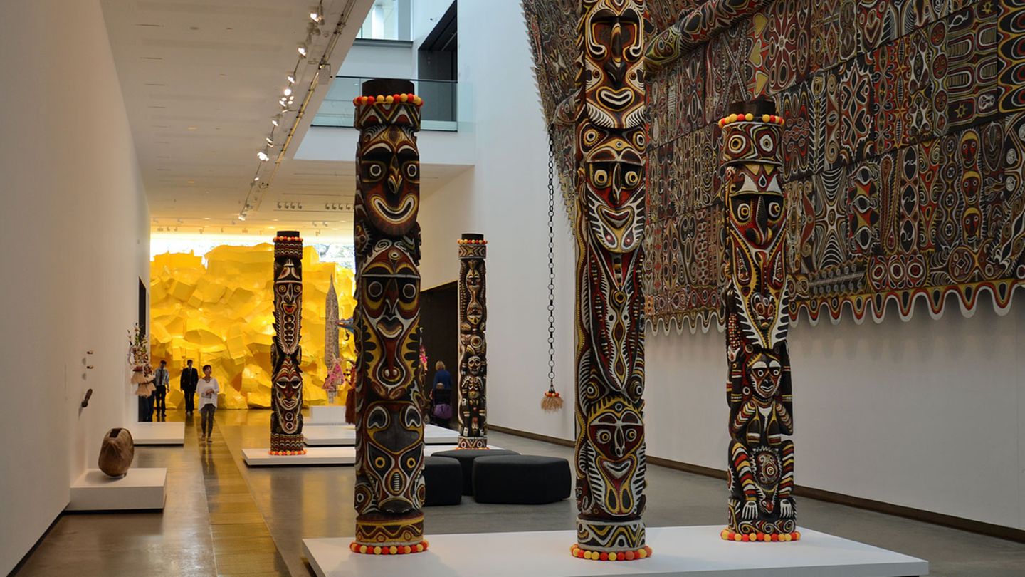 Queensland in Australien: Von asiatischer Kunst bis Aborigines Art: Gallery of Modern Art Die größte Sammlung australischer Gegenwartskunst ist seit 2006 in einem Neubau am Ufer des Brisbane Rivers untergebracht. Ein Teil der 25.000 Quadratmeter großen Ausstellungsfläche der Gallery of Modern Art, auch GoMA genannt, ist der Asia-Pacific Triennial of Contemporary Art (Foto) gewidmet. Das GoMa eignet sich auch, um sich einen Überblick über die Kunst der Aborigines zu verschaffen. Bis Oktober läuft noch die Ausstellung "Contemporary Art from Black Australia" mit 300 Werken. www.qagoma.qld.gov.au Von asiatischer Kunst bis Aborigines Art: Gallery of Modern Art Die größte Sammlung australischer Gegenwartskunst ist seit 2006 in einem Neubau am Ufer des Brisbane Rivers untergebracht. Ein Teil der 25.000 Quadratmeter großen Ausstellungsfläche der Gallery of Modern Art, auch GoMA genannt, ist der Asia-Pacific Triennial of Contemporary Art (Foto) gewidmet. Das GoMa eignet sich auch, um sich einen Überblick über die Kunst der Aborigines zu verschaffen. Bis Oktober läuft noch die Ausstellung "Contemporary Art from Black Australia" mit 300 Werken. www.qagoma.qld.gov.au