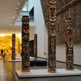 Von asiatischer Kunst bis Aborigines Art: Gallery of Modern Art  Die größte Sammlung australischer Gegenwartskunst ist seit 2006 in einem Neubau am Ufer des Brisbane Rivers untergebracht. Ein Teil der 25.000 Quadratmeter großen Ausstellungsfläche der Gallery of Modern Art, auch GoMA genannt, ist der Asia-Pacific Triennial of Contemporary Art (Foto) gewidmet. Das GoMa eignet sich auch, um sich einen Überblick über die Kunst der Aborigines zu verschaffen. Bis Oktober läuft noch die Ausstellung "Contemporary Art from Black Australia" mit 300 Werken.  www.qagoma.qld.gov.au