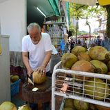 Singapur muss nicht teuer sein  Von den Hotelpalästen und glitzernden Einkaufzentren sollte man sich nicht blenden lassen. Den Städtetrip nach Singapur kann man sich auch mit einem eingeschränkten Reiseetat leisten. Denn neben den Hotelkosten, die den größten Posten ausmachen dürften, halten sich die Reisenebenkosten in Grenzen: Viele Attraktionen sind umsonst, ein leckeres Mittag- oder Abendessen mit frischen Zutaten kann man für wenige Euros haben, der öffentliche Nahverkehr ist preiswert, ebenso eine Fahrt mit dem Taxi.