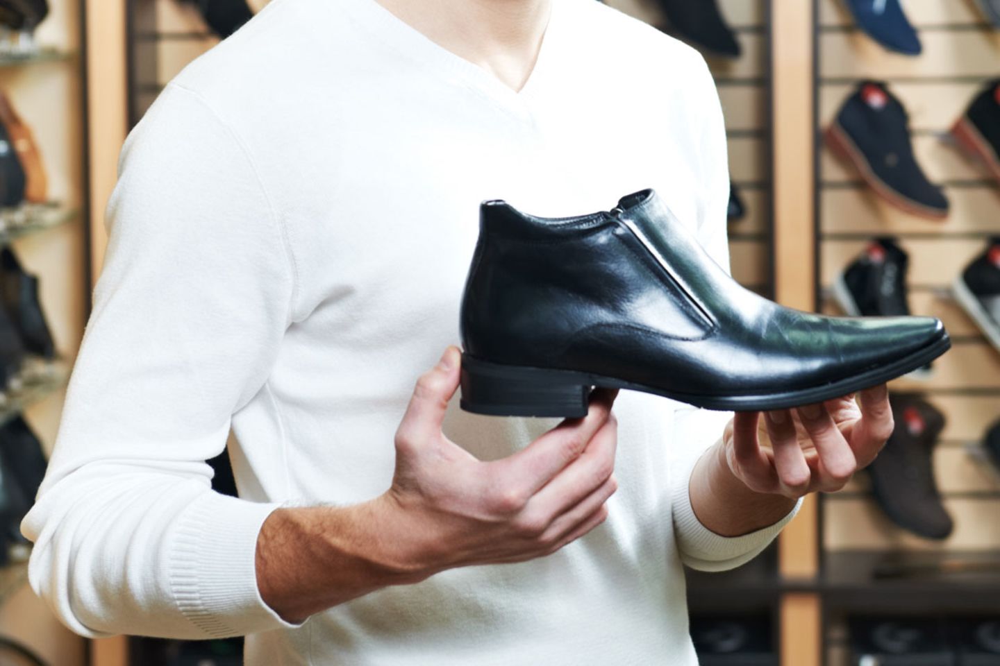 Der größte Teil des Schuhleders wird zumeist mit dem Schwermetall Chrom gegerbt. Als Kunde im Schuhgeschäft erfährt man nichts über das Gift in der Ware - bislang gibt es keine Kennzeichnungspflicht für Schuhe.