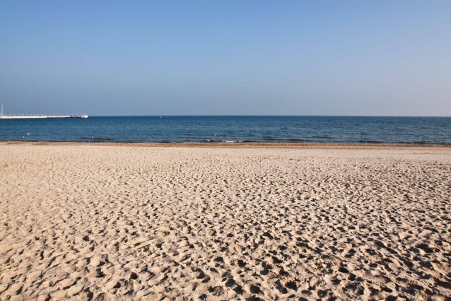 Die Strandpromenade in Sopot lädt in den Sommermonaten zu allen Arten von Wassersport und Badespaß ein. Am Rand der Promenade kann man in der warmen Jahreszeit außerdem Theatervorstellungen vor der Kulisse der Danziger Bucht besuchen
