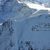 Am Gipfeleisfeld der Eiger Nordwand: Bergsteiger formieren sich zu einem großen X.   Mehr über den Fotografen und Bergführer finden Sie auf www.robertboesch.ch. Ab dem 13. November sind Bilder von ihm in der Ausstellung "Robert Bösch - Landscapes" in der Bildhalle bei Zürich zu sehen.