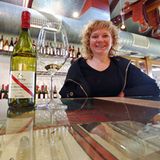 Schon seit 1912 werden bei d'Arenberg Weine gekeltert, inzwischen in der vierten Generation. Mary schenkt bei der Verkostung auch den "The Dead Arm Shiraz" aus, einen vollmundigen Wein mit 15 Prozent Alkoholgehalt, der aus pilzbefallenen Reben gewonnen wurde