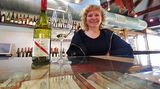 Schon seit 1912 werden bei d'Arenberg Weine gekeltert, inzwischen in der vierten Generation. Mary schenkt bei der Verkostung auch den "The Dead Arm Shiraz" aus, einen vollmundigen Wein mit 15 Prozent Alkoholgehalt, der aus pilzbefallenen Reben gewonnen wurde