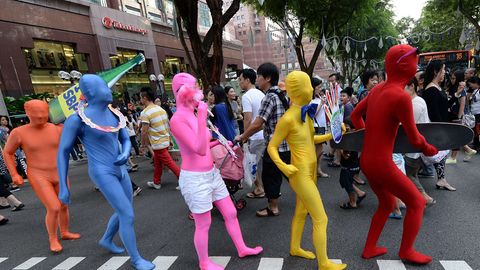 Mit bunten Kostümen auf der Orchard Road.
