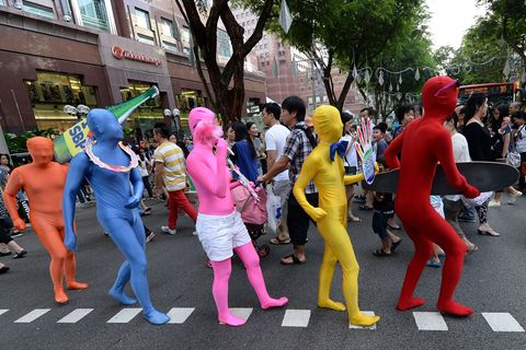 Mit bunten Kostümen auf der Orchard Road.