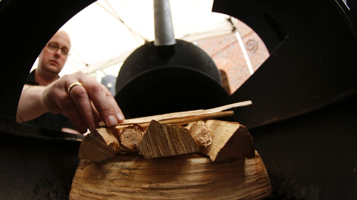 Smoken statt Grillen: Für einen optimalen Start sollte das Holz geschichtet werden. Michael Suhr hat zwei größere Holzscheite als Basis genommen, darüber quer die größere Spaltlinge gelegt, dann noch einmal quer dazu eine Lage dünner Spaltlinge. Dazwischen kommen schließlich die Rollen aus Wachsholzwolle. Von oben gesehen hat der Holzstabel die Form einer Raute. Für einen optimalen Start sollte das Holz geschichtet werden. Michael Suhr hat zwei größere Holzscheite als Basis genommen, darüber quer die größere Spaltlinge gelegt, dann noch einmal quer dazu eine Lage dünner Spaltlinge. Dazwischen kommen schließlich die Rollen aus Wachsholzwolle. Von oben gesehen hat der Holzstabel die Form einer Raute.