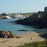 Alles im Wander-Programm: Buchten, Häfchen, historische Späh-Türme.