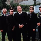 James Gandolfini in der Rolle seines Lebens: Als psychisch labiler Mafioso avancierte James Gandolfini ab 1999 in der TV-Serie "Die Sopranos" zum Weltstar. Die von dem US-Sender HBO produzierte Reihe begründete in sechs Staffeln zwischen 1999 und 2007 die heute zeitgemäße, serielle Erzählweise. Die Handlung wird nicht mehr in abgeschlossenen Folgen erzählt, sondern entwickelt sich über die ganze Staffel.  Gleichzeitig spielte die Serie mit bislang gängigen Mafia-Klischees. Auf der einen Seite ist Tony Soprano ein skrupelloser Mafia-Boss, der über Leichen geht. Doch hat er auch eine melancholische Seite. Wegen Panikattacken sucht er eine Psychologin auf. Im Verlauf der Sitzungen wird sein weicher Kern freigelegt: Der Betonschädel wird bei einer Entenfamilie im Swimmingpool weich.  James Gandolfini ist im Alter von nur 51 Jahren in Rom an den Folgen eines Herzinfarkt gestorben.