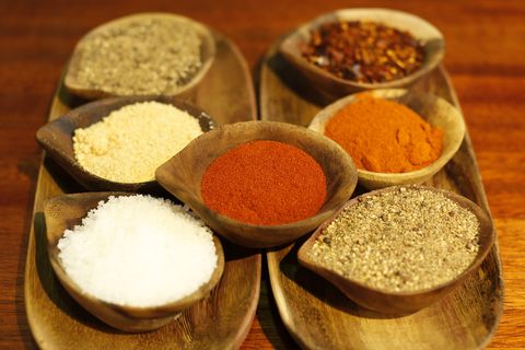 Die Würze beim BBQ ist deutlich vielfältiger als beim direkten Grillen. Der Schärfe durch unterschiedlichste Pfeffersorten, Chilliflocken, Essig, Meersalz, Senfkörner wird in der Regel eine Süße durch brauen Zucker entgegengesetzt. BBQ ist stets ein Dufterlebnis.