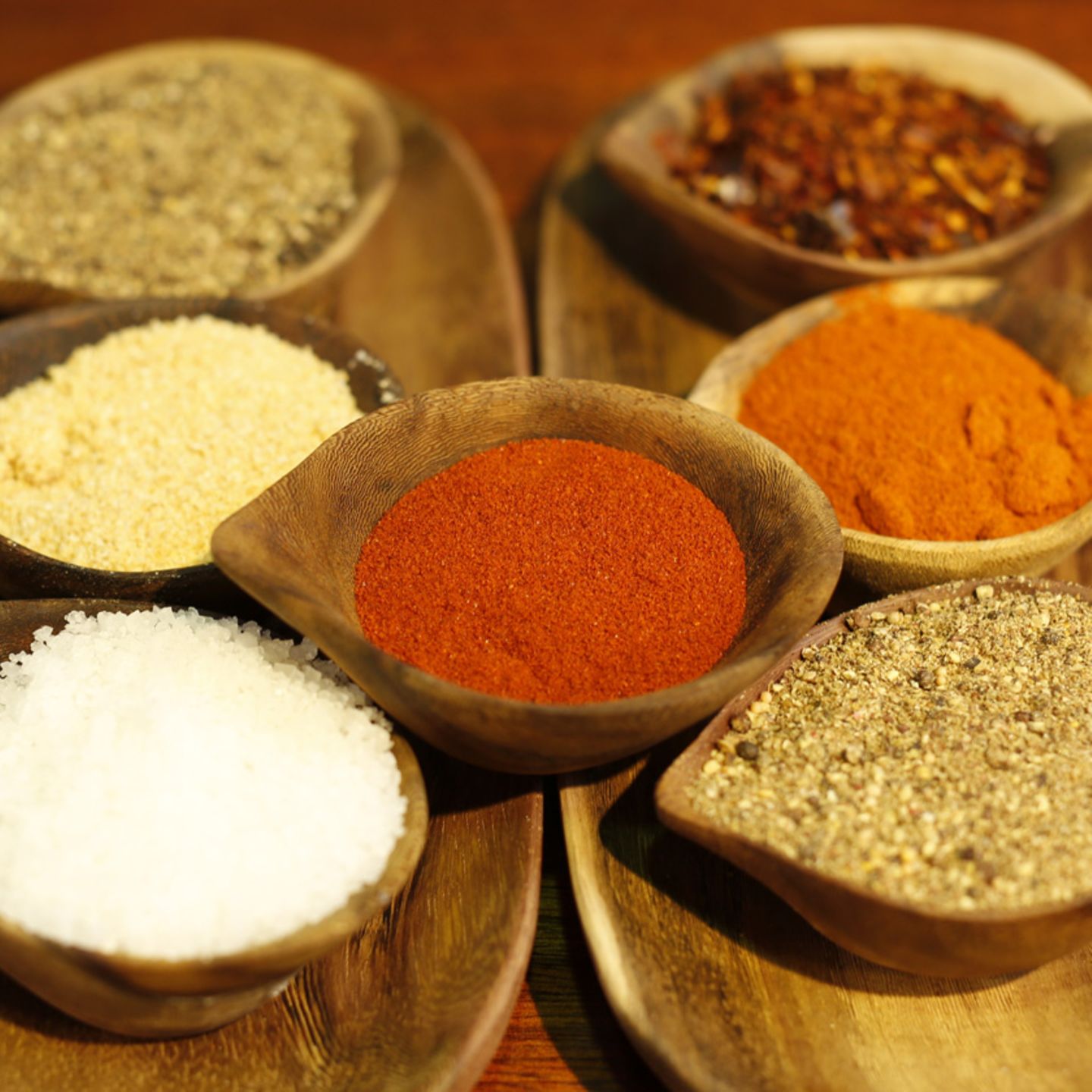 Die Würze beim BBQ ist deutlich vielfältiger als beim direkten Grillen. Der Schärfe durch unterschiedlichste Pfeffersorten, Chilliflocken, Essig, Meersalz, Senfkörner wird in der Regel eine Süße durch brauen Zucker entgegengesetzt. BBQ ist stets ein Dufterlebnis.