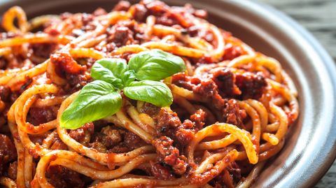 Finden Sie den Fehler: Natürlich sieht diese Pasta zum Anbeißen aus. Dennoch: In Italien wird ragù alla bolognese niemals mit Spaghetti serviert. Demnach gibt es auch keine Spaghetti bolognese.