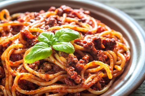 Finden Sie den Fehler: Natürlich sieht diese Pasta zum Anbeißen aus. Dennoch: In Italien wird ragù alla bolognese niemals mit Spaghetti serviert. Demnach gibt es auch keine Spaghetti bolognese.