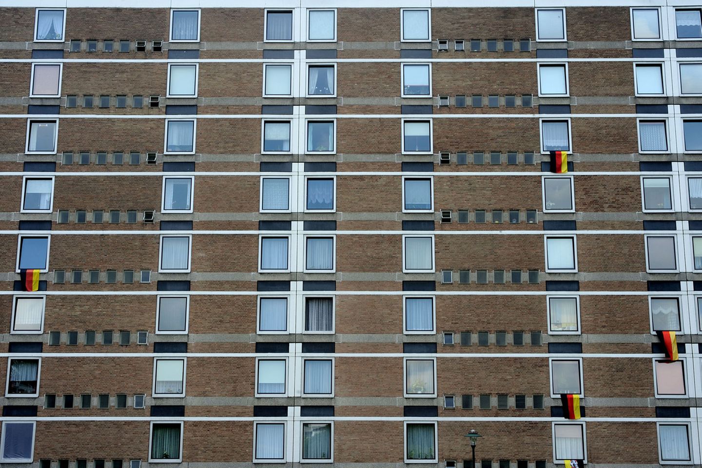 "Wo man singt, da lass dich ruhig nieder": Wie die Flaggen verraten, dürfte in diesem Wohnhaus aus mindestens vier Kehlen das Deutschlandlied ertönen.  Mehr von der Fotografin auf Die Lichtung