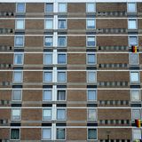 "Wo man singt, da lass dich ruhig nieder": Wie die Flaggen verraten, dürfte in diesem Wohnhaus aus mindestens vier Kehlen das Deutschlandlied ertönen.  Mehr von der Fotografin auf Die Lichtung