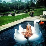 Sie zeigt, was sie hat.